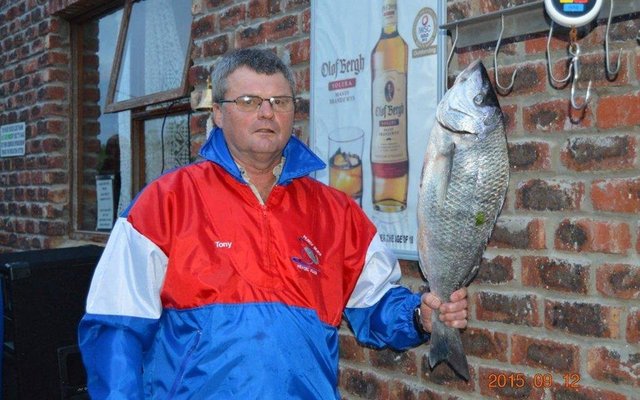 Tony Hoogendijk, 3de plek met grootste vis - steenbras (3.7kg)